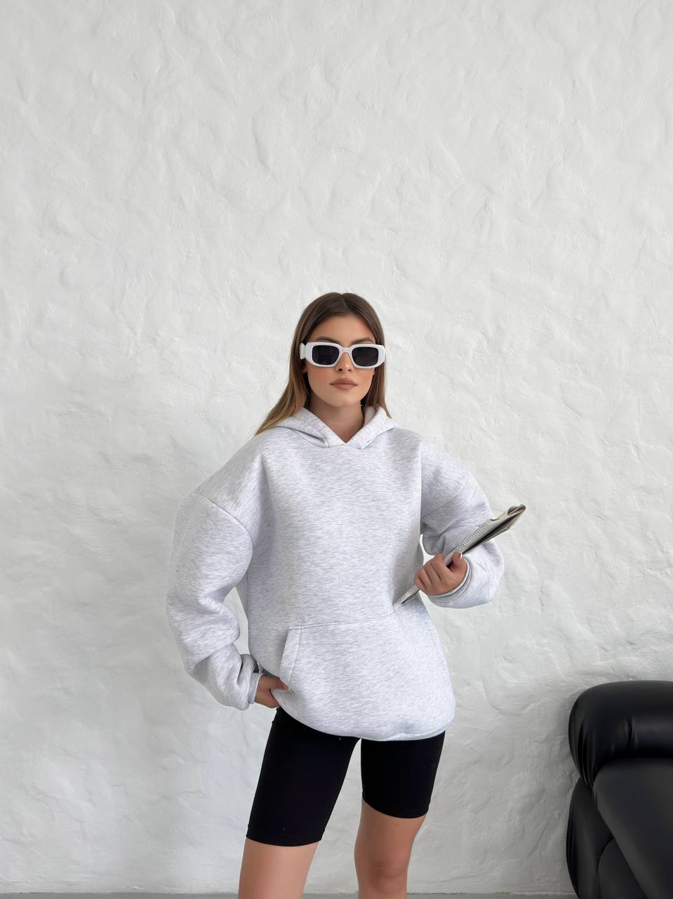 Kadın Gri Oversize Kapüşonlu Sweatshirt - Düşük Omuz Rahat Kesim Hoodie - Görsel 2